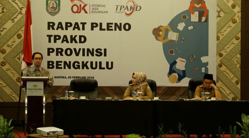 TPKAD-Kepala OJK Bengkulu saat memberi arahan dalam Rapat pleno Tim Percepatan Akses Keuangan Daerah