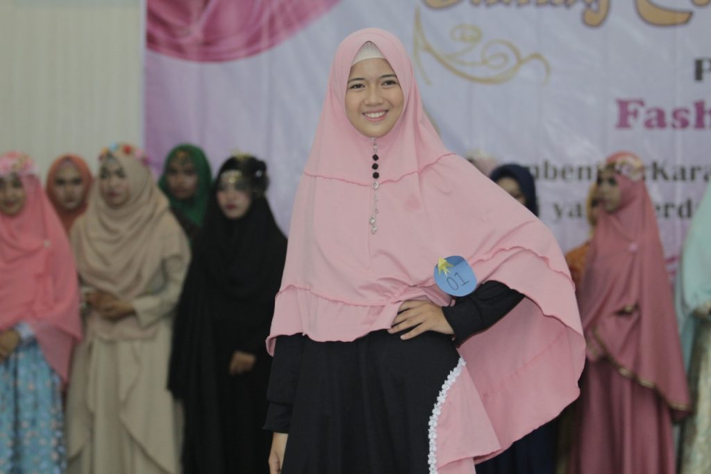 Penampilan 20 peserta Fashion Show Gading Cempaka Hijabers Kota Bengkulu.