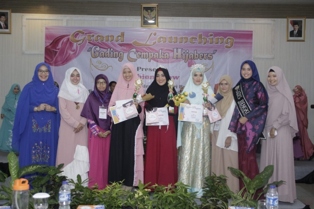 Foto bersama dewan juri dengan para pemenang Fashion Show Gading Cempaka Hijabers Kota Bengkulu.