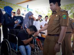 Wakil Walikota Bengkulu Dedy Wahyudi saat memberikan santunan kepada disabilitas dan lansia.