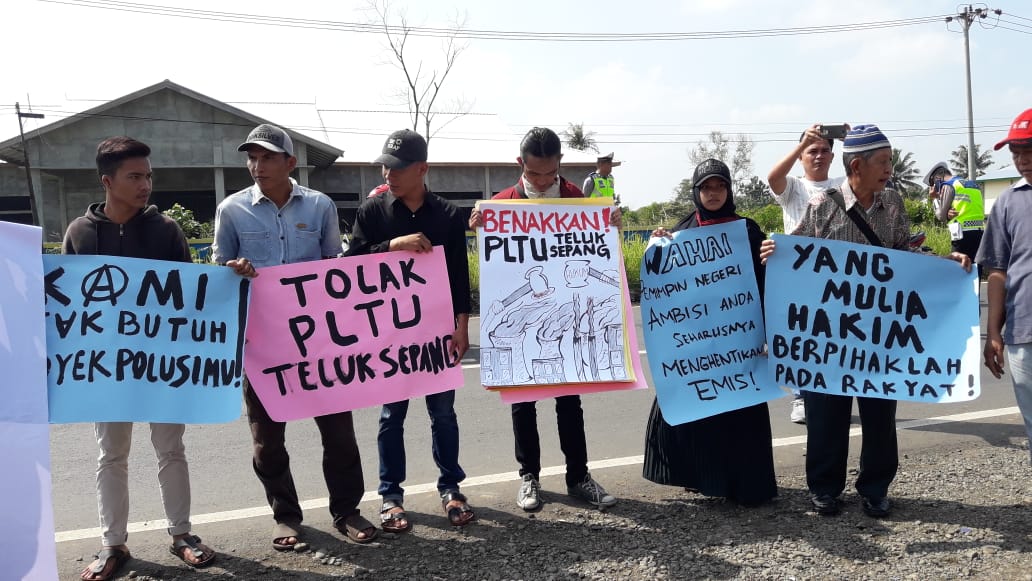Warga Demo Tutup PLTU Teluk Sepang di Depan Kantor PTUN