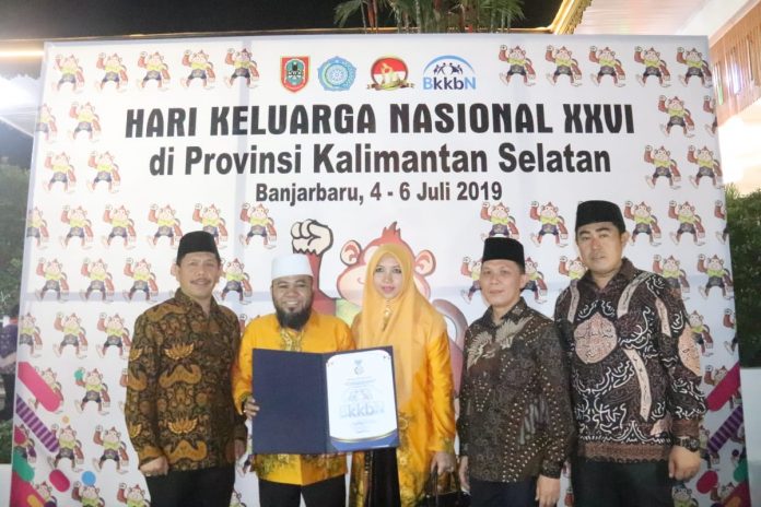 BKKBN Berikan Penghargaan Manggala Karya Kencana Kepada Wali Kota Helmi Hasan