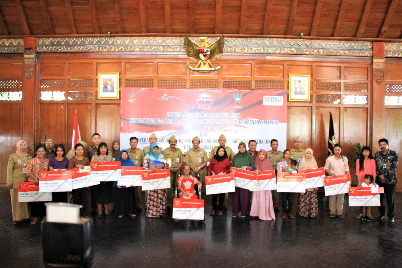 525 Perwakilan Mendapatkan KPM PKH Langsung Dari Walikota Surakarta