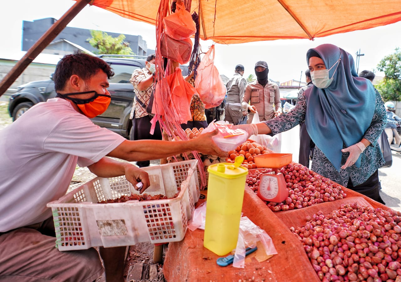 Peduli Sesama, Derta Rohidin Salurkan Zakat untuk para Pedagang Pasar Panorama