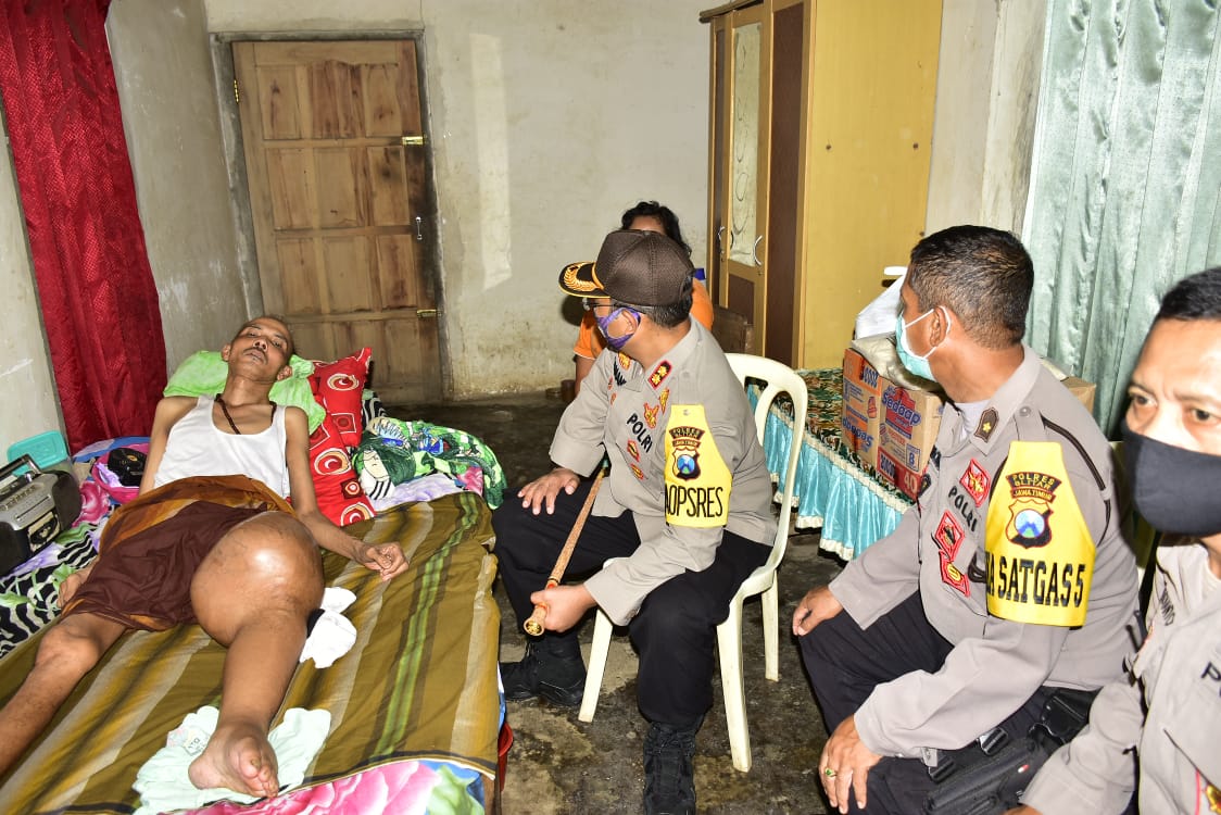 TNI dan Polri Distribusikan Bantuan Sosial Paket Sembako Kepada Warga Blitar Yang Terdampak Covid-19