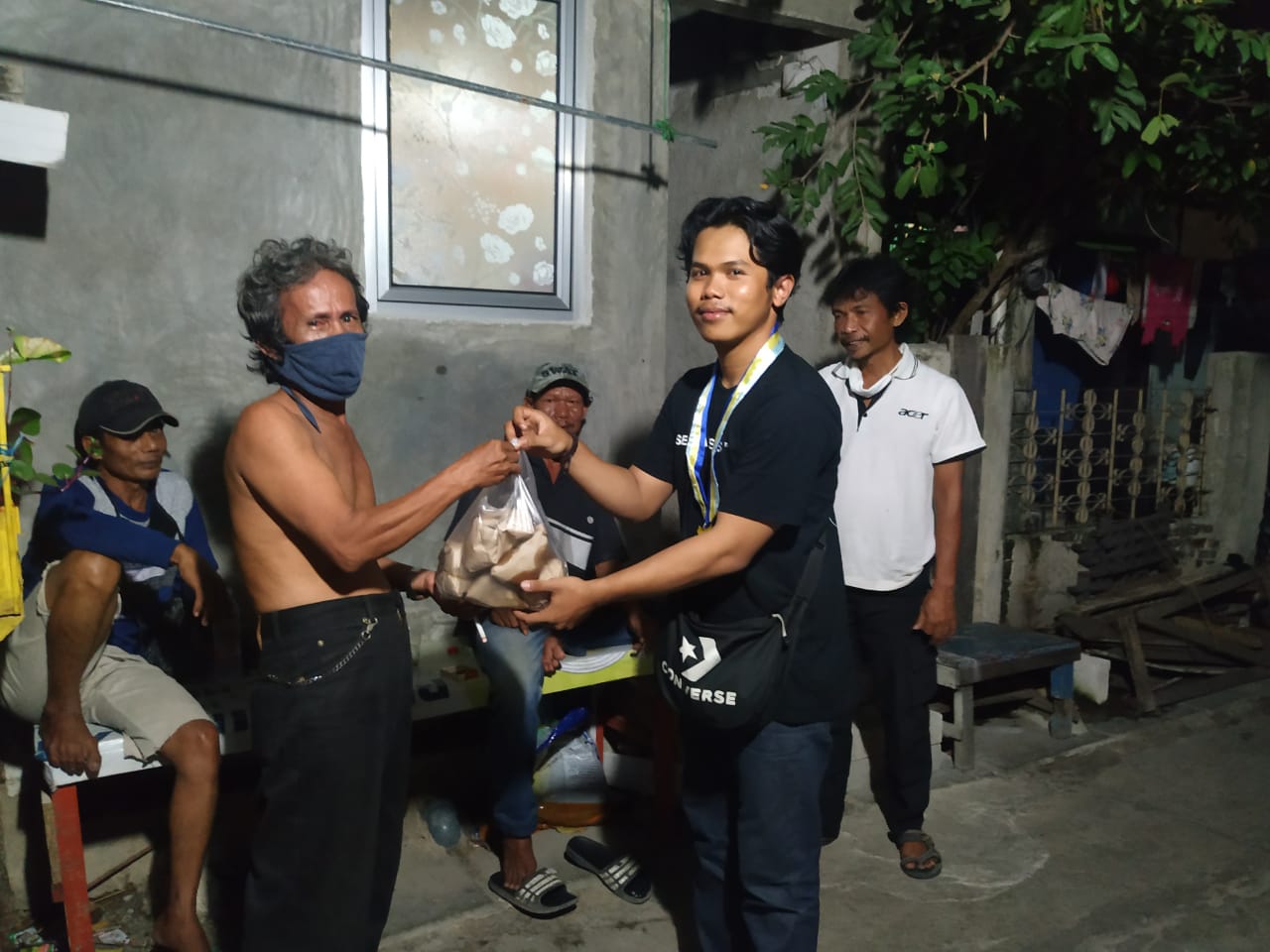 Terdampak Covid-19, PMII Jakarta Utara Bagikan Ratusan Nasi Bungkus