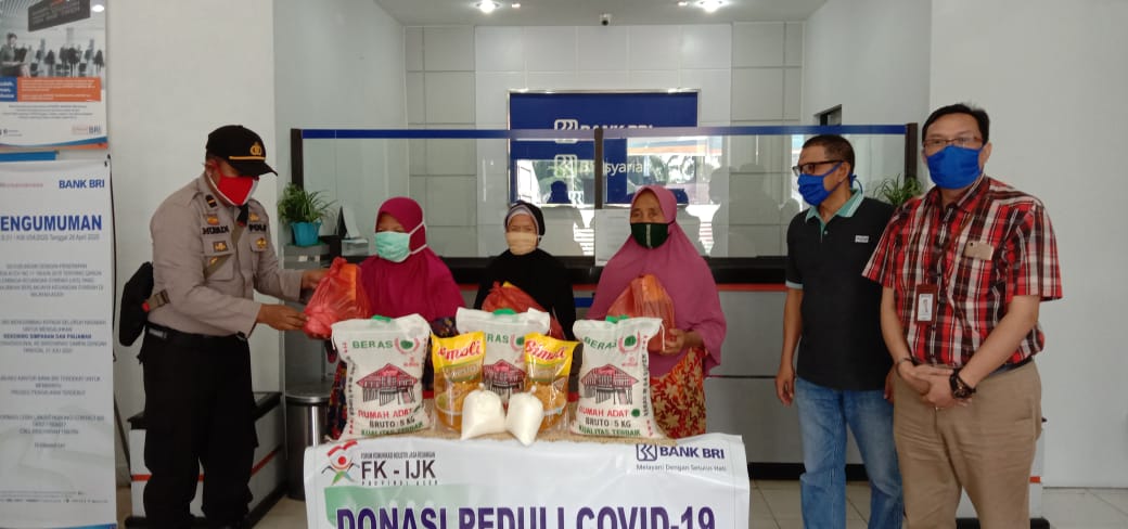 FK-IJK Salurkan Bantuan Kepada Warga Miskin Dampak Covid-19