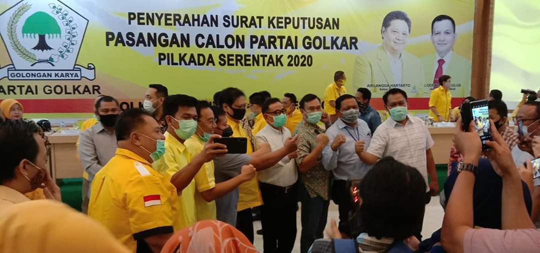 DPP Golkar Menyerahkan SK Bacalon Bupati Kepahiang dan 4 Bacalon Bupati Lainya