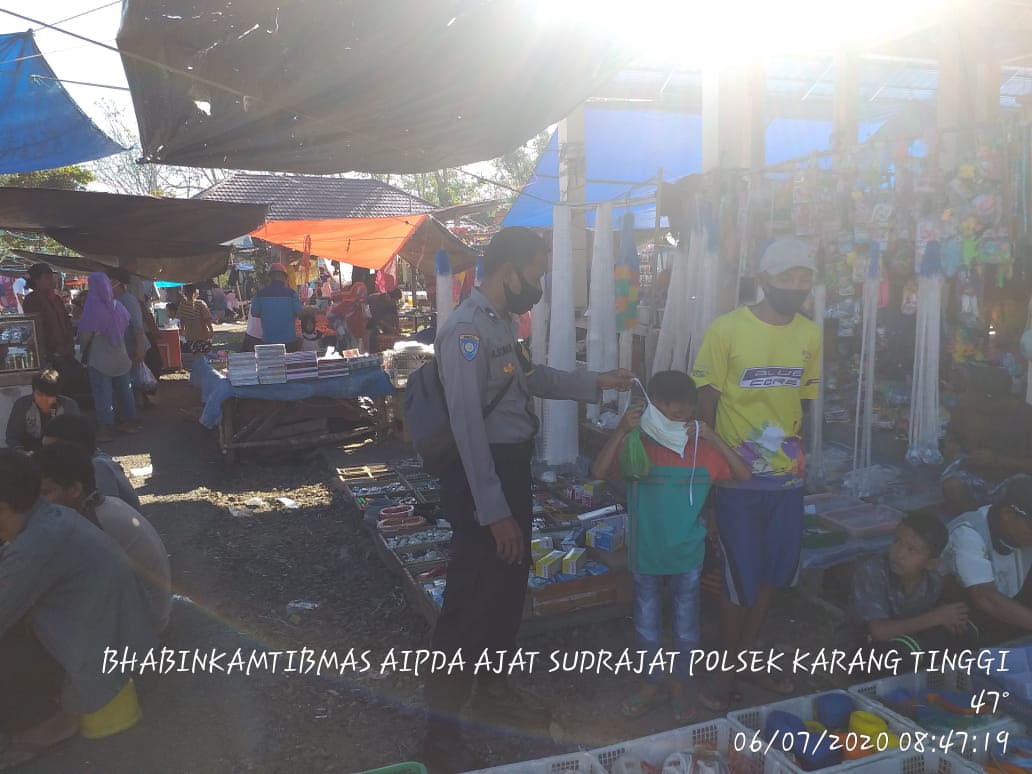 Bhabinkamtibmas Polres Benteng Polda Bengkulu Himbau Protokol Kesehatan di Pasar Tradisional