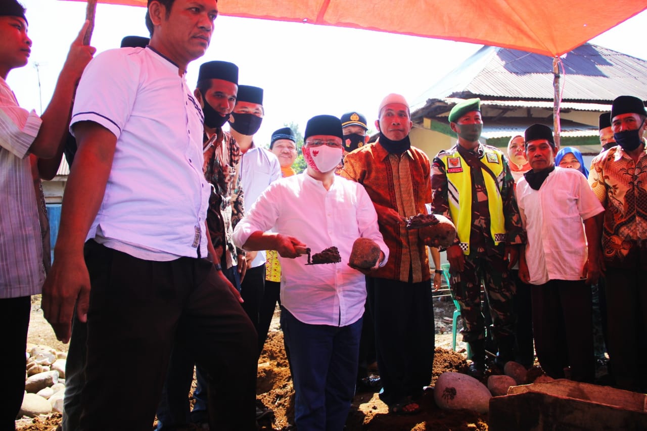 Rohidin Pesan untuk Jaga Kebersamaan saat Letakkan Batu Pertama Pembangunan Masjid Desa Tanjung Karet