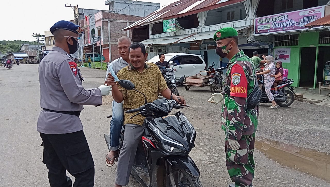 Bakti Brimob Aceh, Bersama TNI Laksanakan Penyemprotan Disinfektan di Mesjid Babussalam  Lhokseumawe