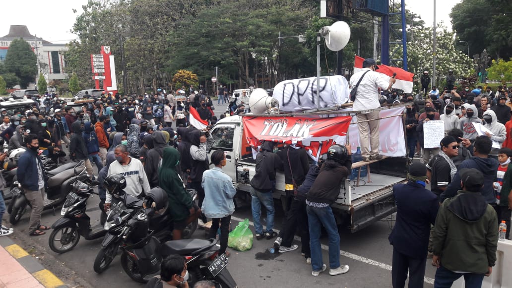 Aksi Demo Tolak UU Cipta Kerja Berakhir Ricuh, 112 Pendemo Diamankan Polisi