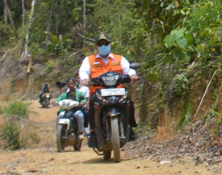 Tempuh Medan Sulit, Dengan Mengendarai Sepeda Motor, Bupati Lakukan Penananam Perdana Padi Gogo di Desa Sungai Rambai