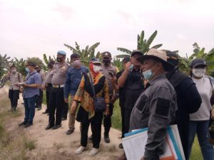 Polres Sergai Pengamanan Sidang Lapangan Perkara Perdata di Desa Pematang Cermai