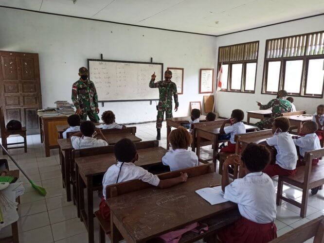 Personil TNI Bantu Tenaga Pendidik di Sekolah wilayah Perbatasan Papua