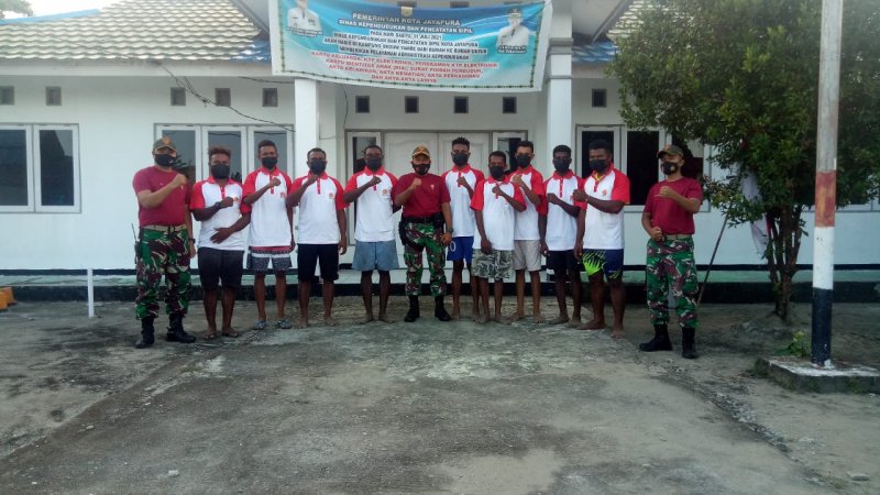 Bersama Pemuda, TNI Laksanakan Kerja Bakti di Kantor Pemerintahan Skouw Papua