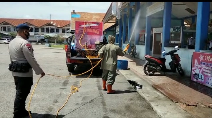 Putuskan penyebaran Covid 19, Brimob Polda Aceh Kembali Semprot Disinfektan di Fasilitas umum