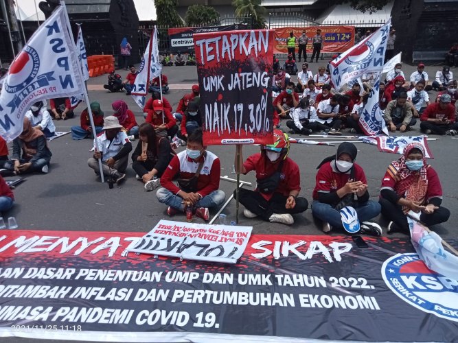 Ratusan Buruh Jateng Demo Menolak Penetapan UMP 2022