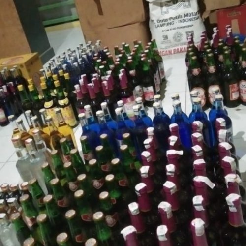 Gelar Operasi Pekat, Satpol PP Agam Sita Ratusan Botol Miras