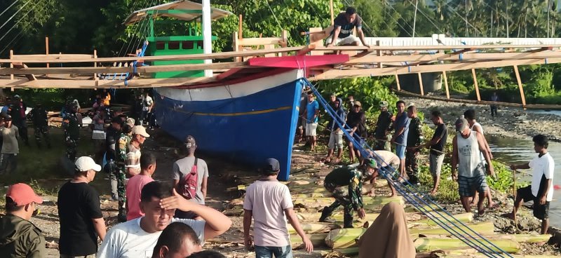 Gencarkan Mutiara Pattimura Babinsa Ramil 1509-01/Bacan Bersama Nelayan Gotong royong Turunkan Kapal Ikan