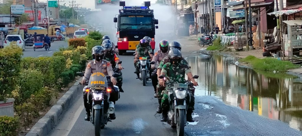 Cegah Varian Omicron, Brimob Polda Aceh dan Tim Gabungan Semprot Disinfektan