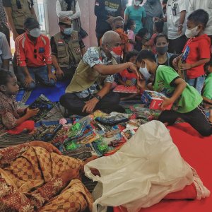 Cek Banjir Purworejo, Ganjar Hibur Pengungsi dan Bagikan Mainan ke Anak-Anak