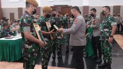 Kapolda Metro Jaya Memberikan Penghargaan Kepada 2 Prajurit TNI yang Berhasil Menangkap Begal