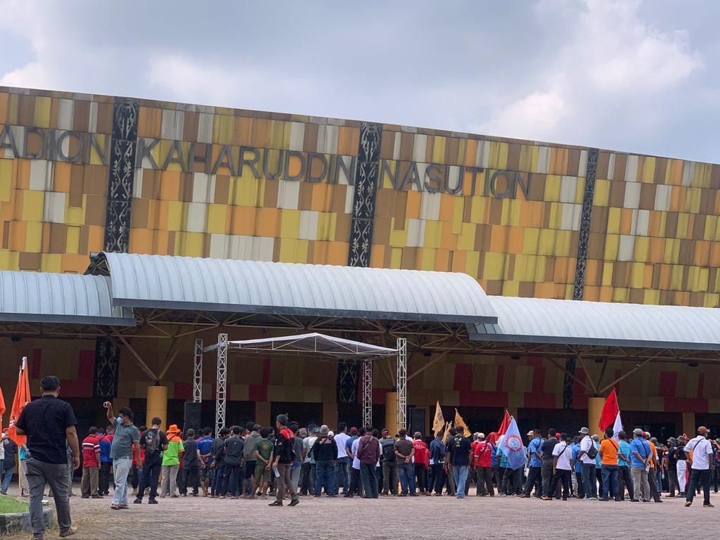 Dikawal Aparat Kepolisian, Deklarasi Buruh di Stadion Kaharudin Nasution Pekanbaru Berjalan Aman dan Lancar