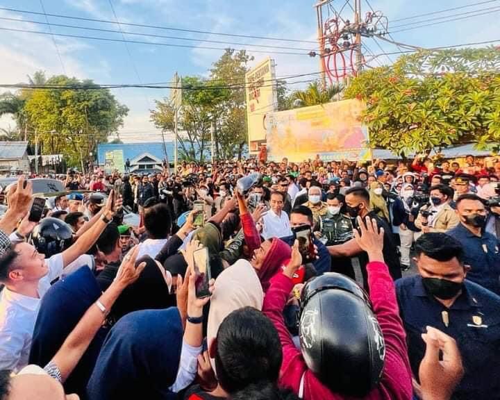 Tiba di Kota Baubau, Masyarakat Sambut Kedatangan Presiden