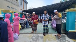 Kapolsek Kapuas Tengah Membagikan 1000 (Seribu) Nasi Bungkus dengan Jamaah Mesjid Al ‘ Furqon Desa Pujon