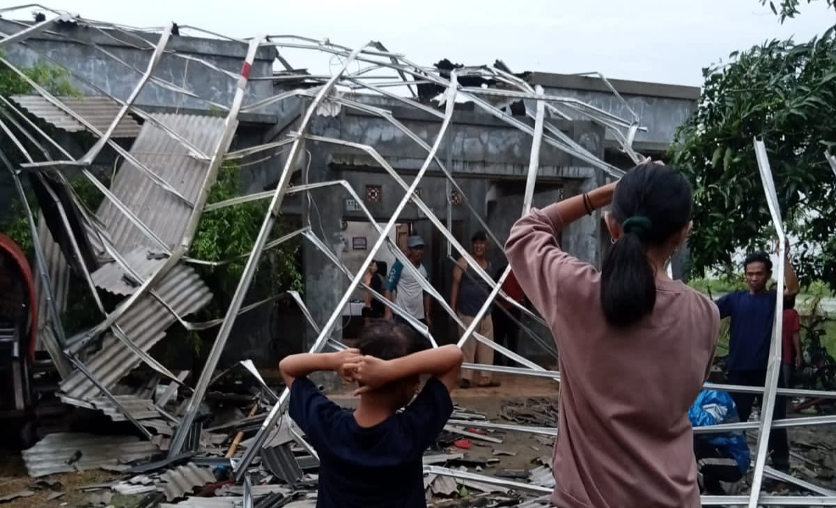 Akibat Di Terjang Angin Puting Beliung,Satu Rumah Warga Amburuk