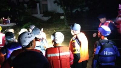 Banjir di Meteseh Tembalang, Polda Jateng dan SAR Gabungan Lakukan Evakuasi