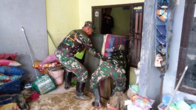 Sinergitas TNI-Polri Laksanakan Karya Bakti Pasca Banjir di Wilayah Mranggen Demak 