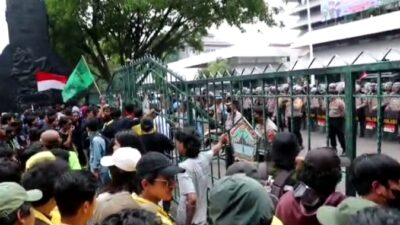 Ribuan Mahasiswa Semarang Demo Tolak Perppu Cipta Kerja