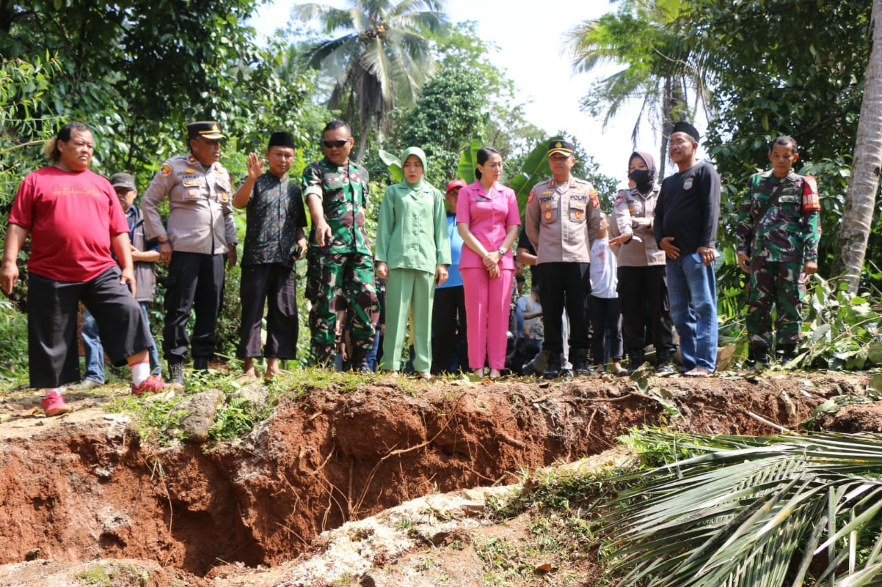 Dandim 0613/Ciamis & Ketua Persit Cab XXIV Tinjau Langsung Lokasi Bencana Pergerakan Tanah Didesa Saguling