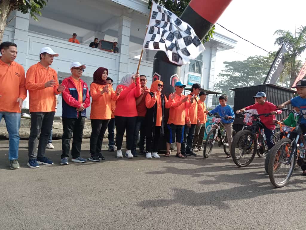 HUT ke 7 Kepahian Cycling Comunity (KCC) Bertabutr Hadiah, "Riri Damayanti Persembahkan 1 Unit Motor"