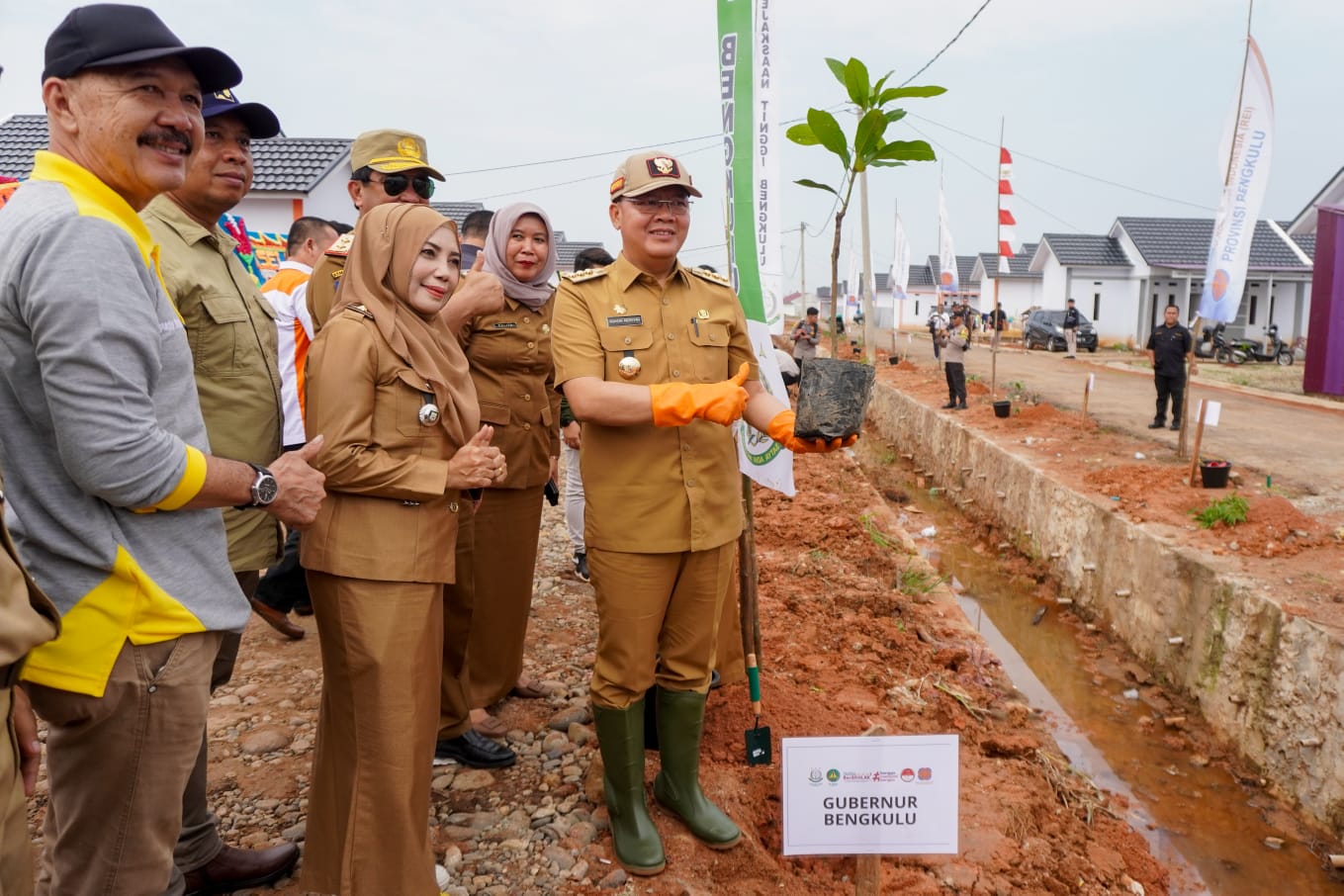 Sinergi Pembangunan dan Kelestarian Lingkungan, Gubernur Rohidin bersama Forkopimda Tanam 1000 Pohon Buah