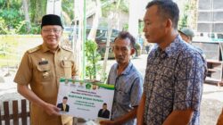 Serahkan Bantuan RTLH dan Tabung Gas Elpiji 3 Kg, Gubernur Rohidin Imbau Perangkat Desa Gerakkan Gotong Royong