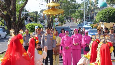 Tradisi Adat Kesultanan Kutaringin Sambut Kedatangan Kapolda Kalteng di Polres Kobar