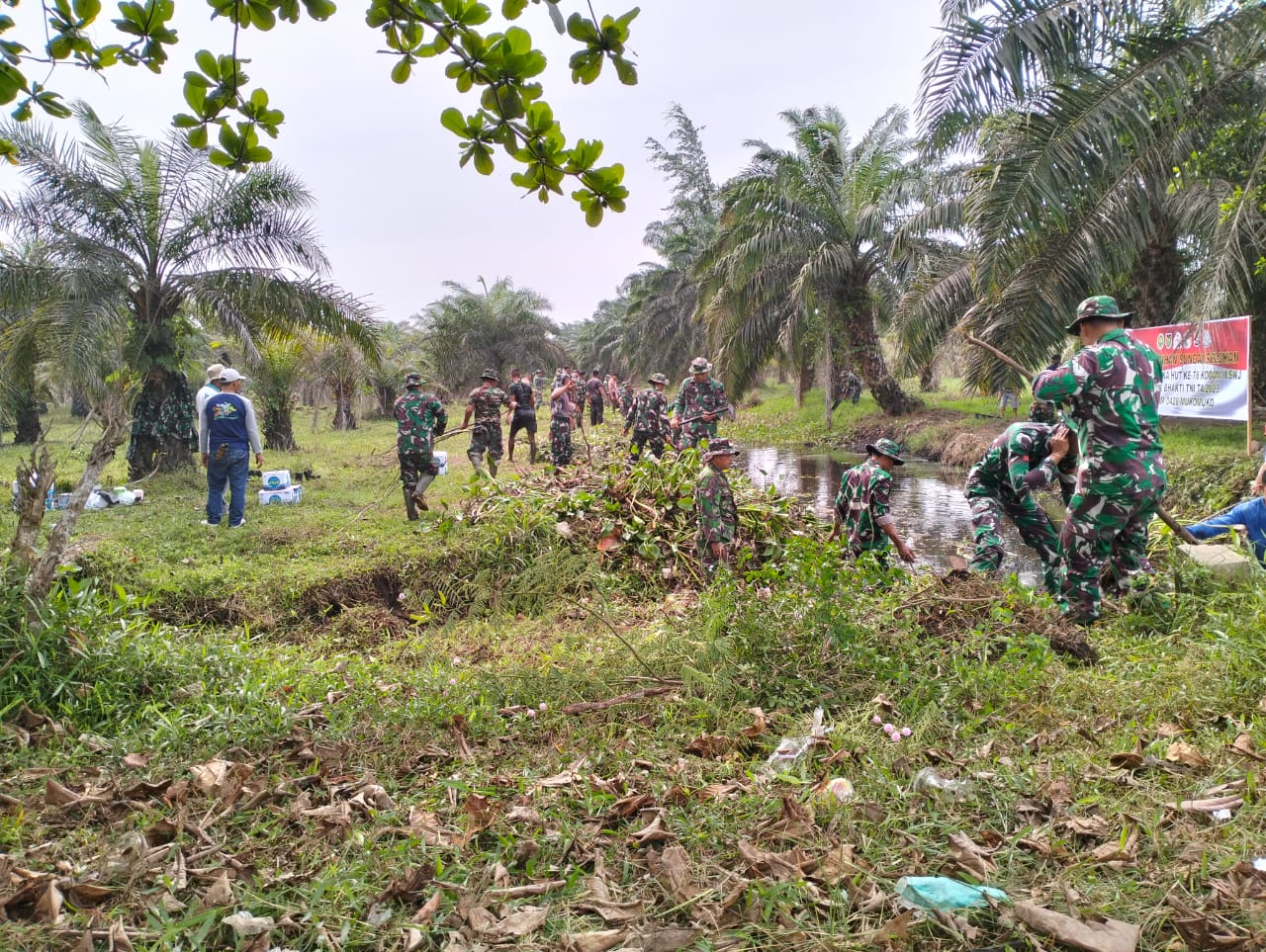 Kodim 0428/Mukomuko Melaksanakan Pembersih Sungai Selokan Dalam Rangkaian HUT Ke-78 Kodam II/SWJ