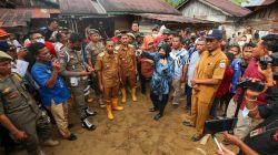Mensos Rismaharini Tinjau Penanganan Banjir Di Desa Pasir Puntung