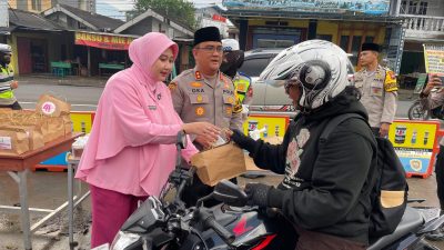 Polres Semarang Bagikan Ratusan Paket Takjil dan Sampaikan Pesan Kamtibmas Selama Ramadhan