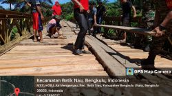 Babinsa Koramil 423-01/Ketahun Bersama Masyarakat Perbaiki Jembatan di Bengkulu Utara