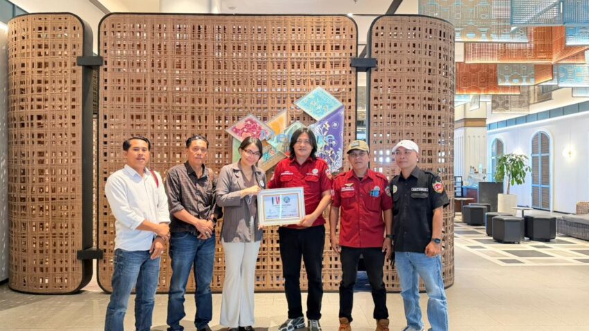 IWO Bengkulu Silaturahmi dengan Hotel Mercure 8 Ketua PW IWO Bengkulu Musdamori menyerahkan plakat apresiasi kepada Humas Hotel Mercure Bengkulu Putri Cempaka Sari.
